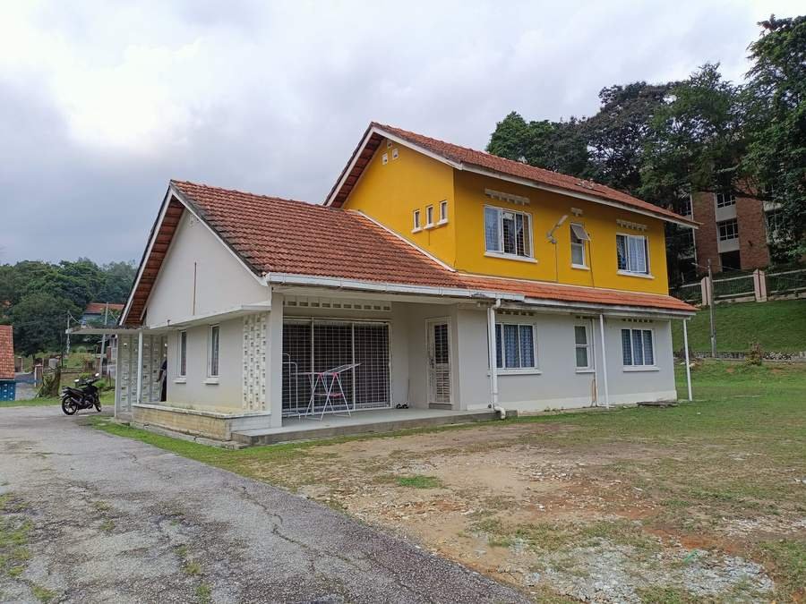 RKS 1, photographed from the forecourt. A two storey house with a red tiled roof, yellow upper walls and a covered porch.