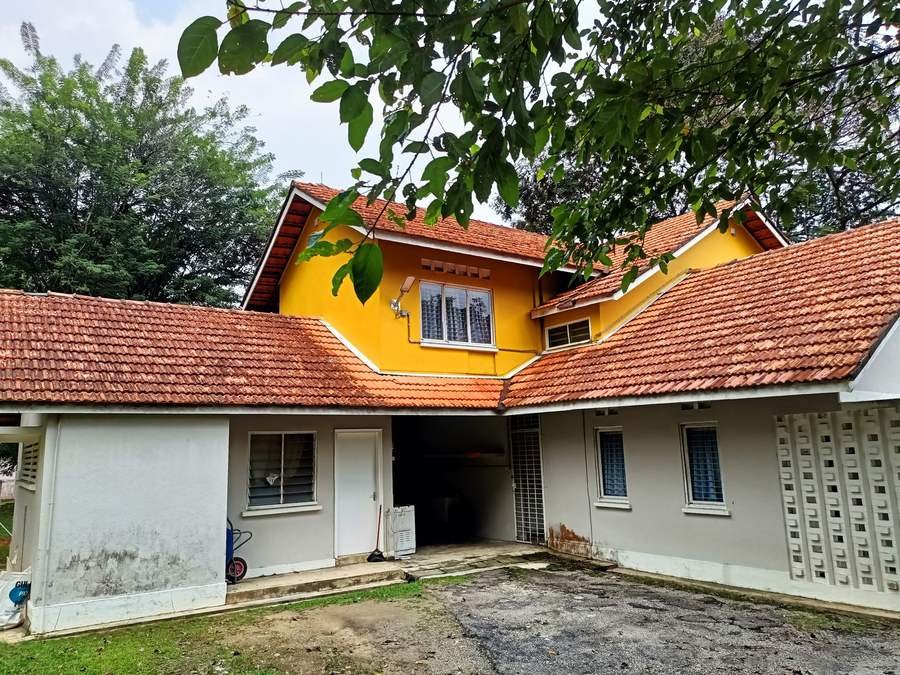 RKS 3 seen from its courtyard, tiled roofs meeting around a yellow upper storey.