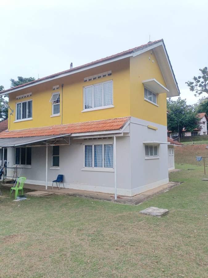 RKS 4 from the lawn, a two storey house in yellow and white.